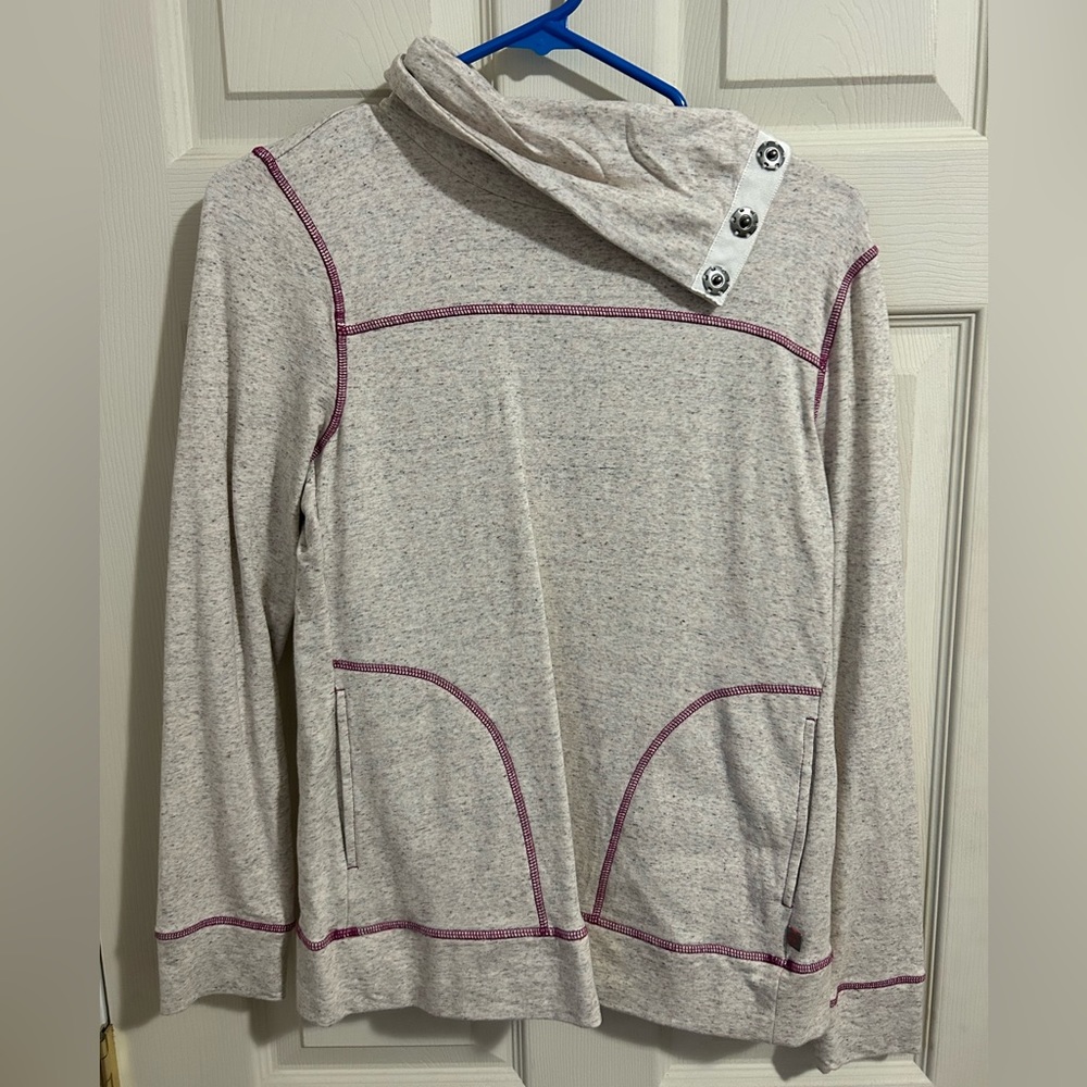 Thin sweatshirt with side button collar